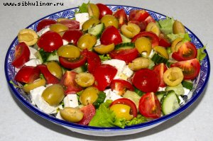 Овощной салат с фетой и оливками