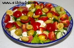 Овощной салат с фетой и оливками