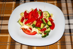 Летний салат из капусты с огурцами и помидорами