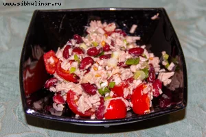 Салат с вареной свининой, красной фасолью и черри