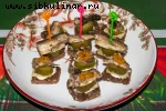 Мини-канапе со шпротами, соленым огурцом и французской горчицей