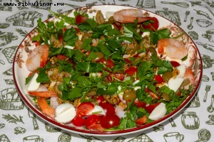 Праздничный салат с креветками, моцареллой и каперсами