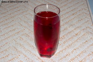 Компот из яблок с вишнями