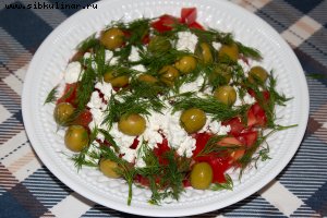 Салат из помидоров с овечьим сыром и маслинами 