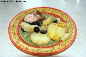 Лосось запеченный с картофелем и оливками