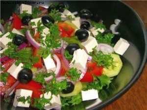 Салат из помидоров и маслин под оливковым соусом