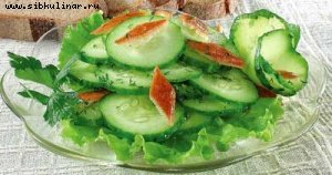 Зелёный салат с хлебными корками