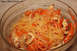 Салат с фунчозой, свининой и корейской морковью
