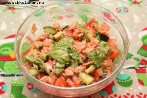 Салат со свежими овощами и семгой