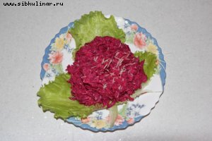 Салат со свеклой, сыром и чесноком