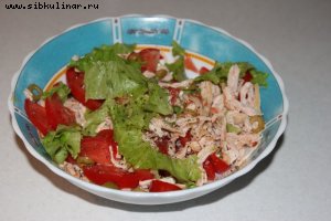 Салат с индейкой, помидорами и оливками