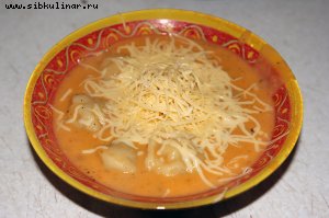 Густой томатный суп с пельменями