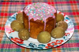 Кулич с цукатами, изюмом и орехами 