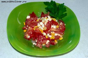 Салат с помидорами и адыгейским сыром