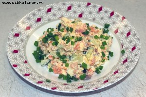 Салат с вареной рыбой, яйцами и огурцом