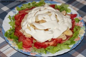 Салат из помидоров и яблок со сметаной