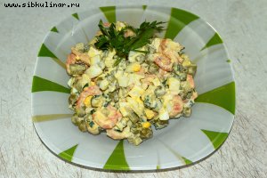 Салат с креветками, соленым огурцом и яйцом