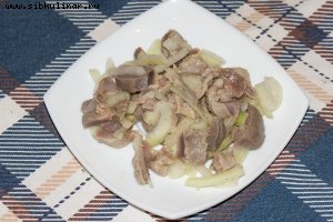 Салат с куриными желудками и луком