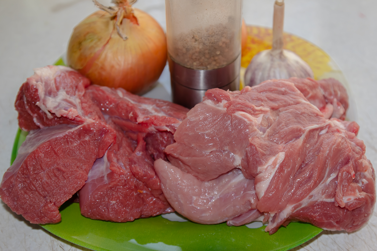 продукты для рецепта Классический рецепт начинки из говядины и свинины