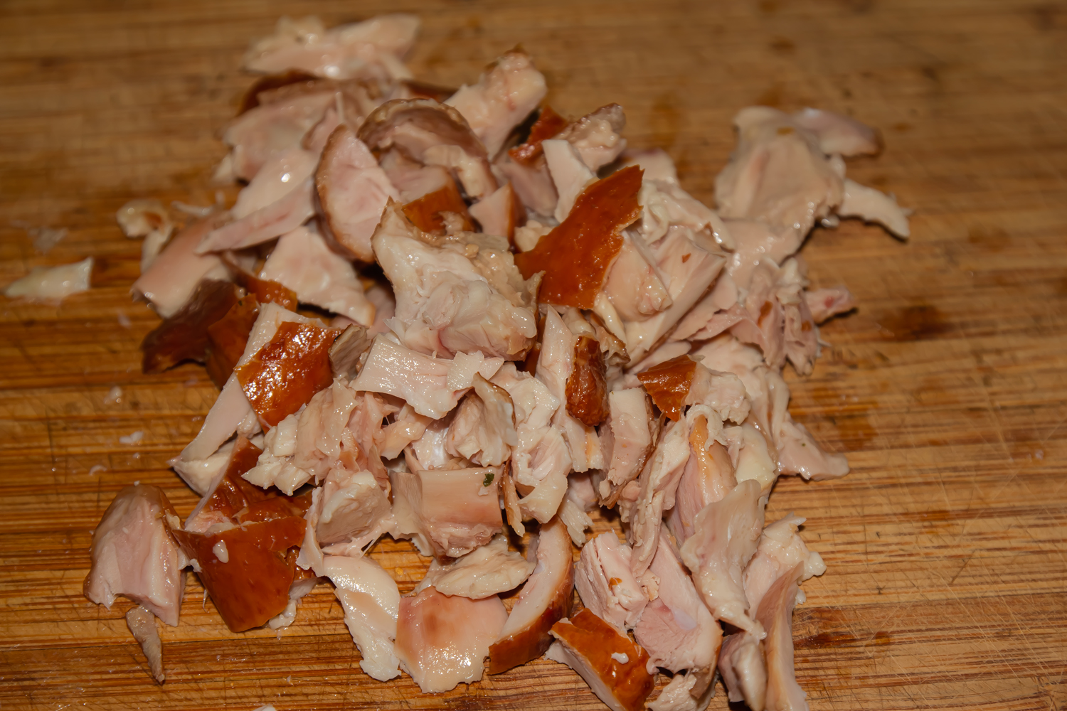 нарезанное мясо по рецепту Лаваш с копченой курицей и грибами 