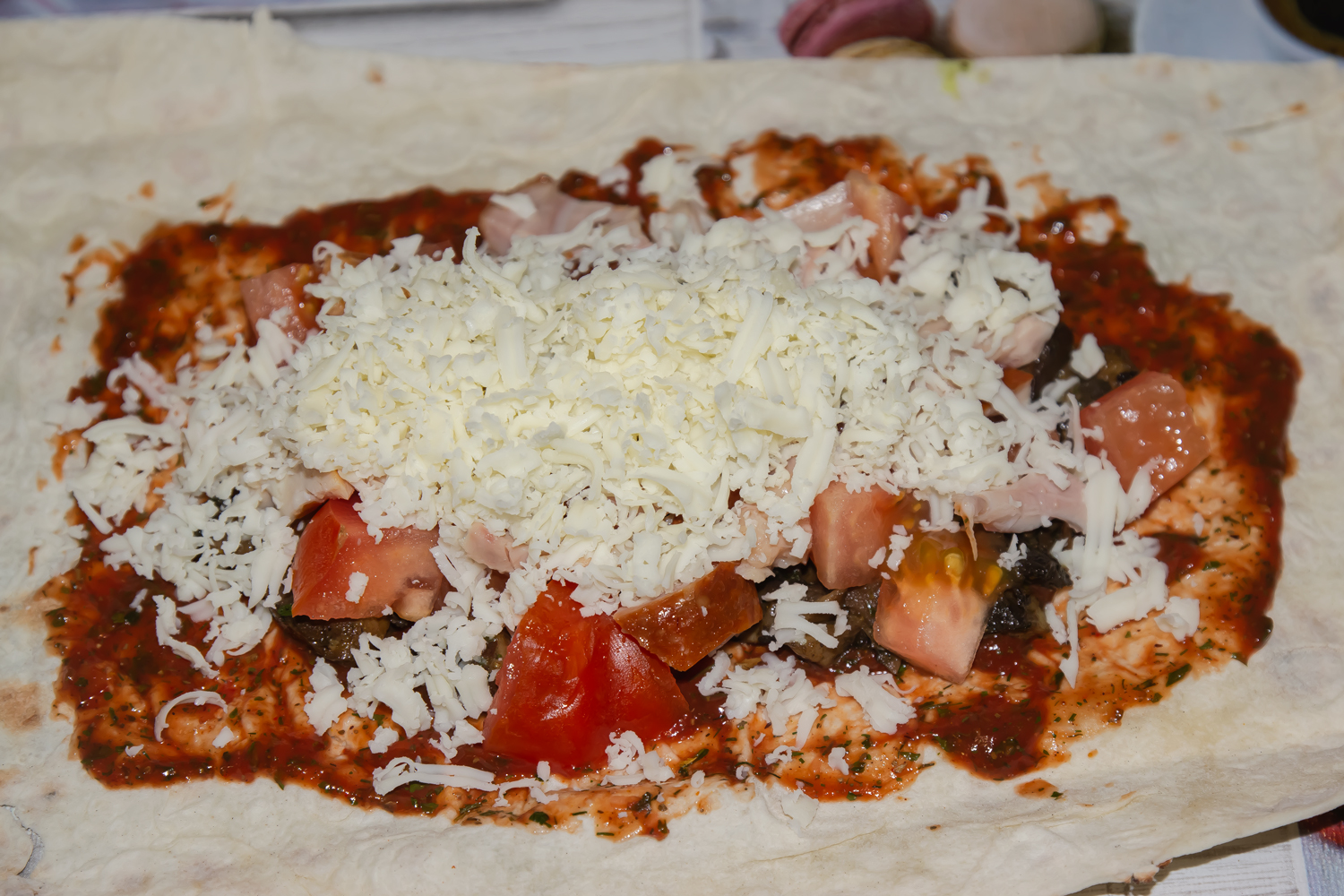 продукты посыпанные сыром по рецепту Лаваш с копченой курицей и грибами 