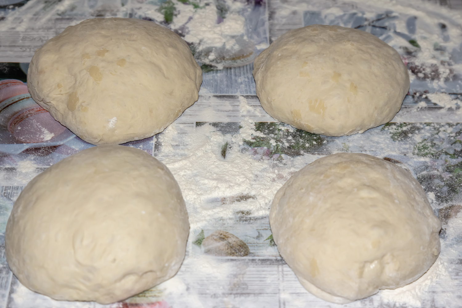 тесто разделенное на 4 части по рецепту Лаваш