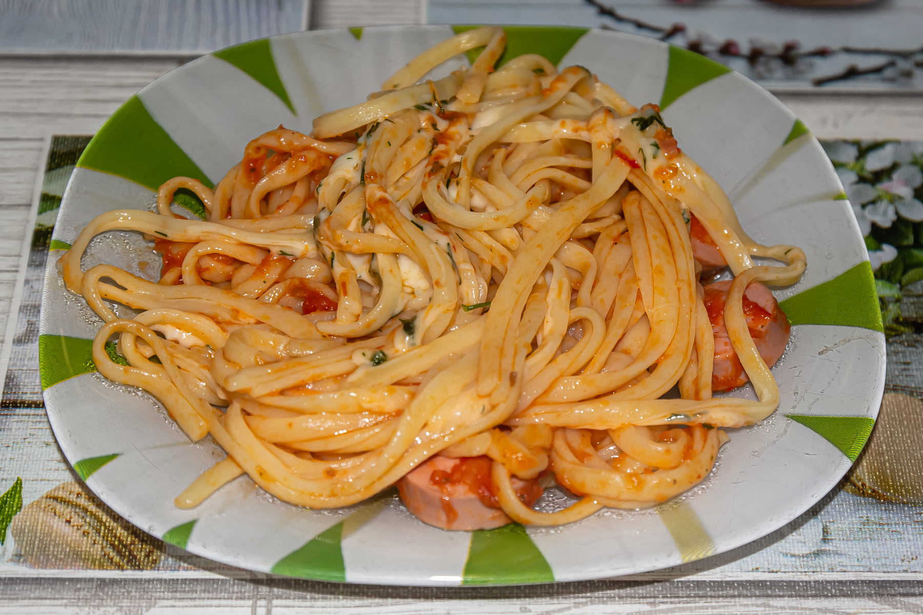 Фото к рецепту Спагетти с сосисками Спагетти с сосисками