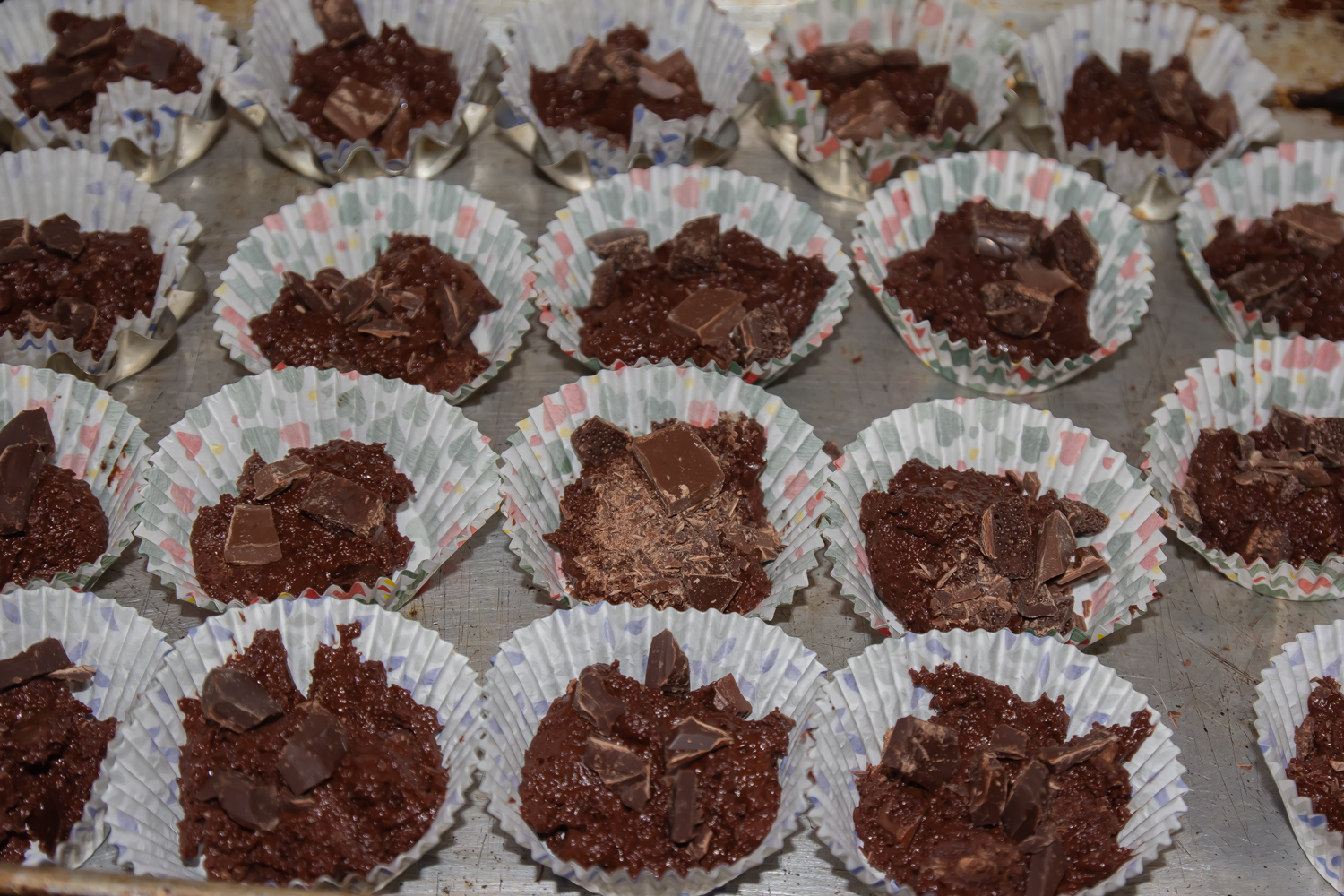 тесто выложенное в форму по рецепту Маффины Двойной шоколад