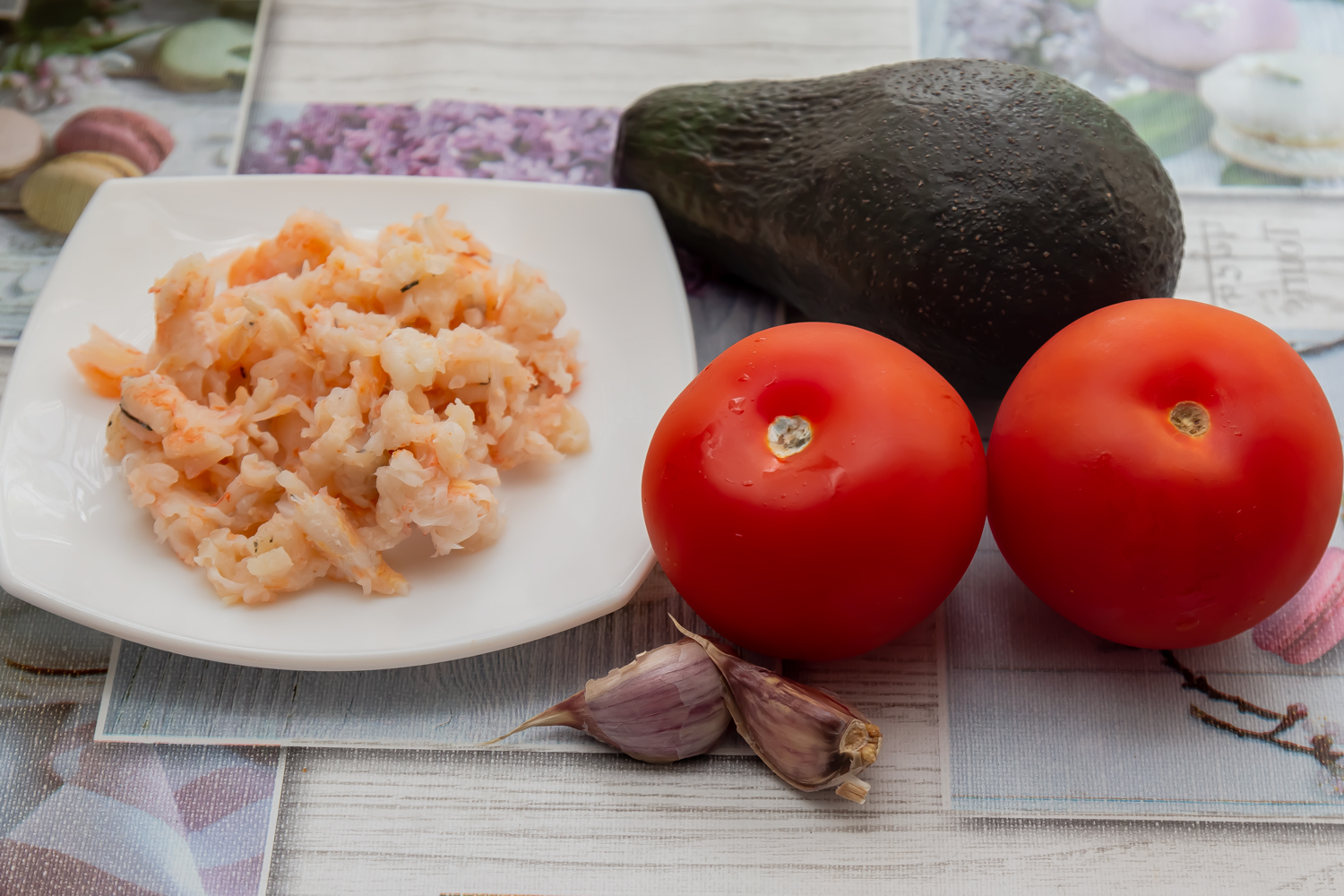 продукты для рецепта Салат с авокадо, креветками и помидорами