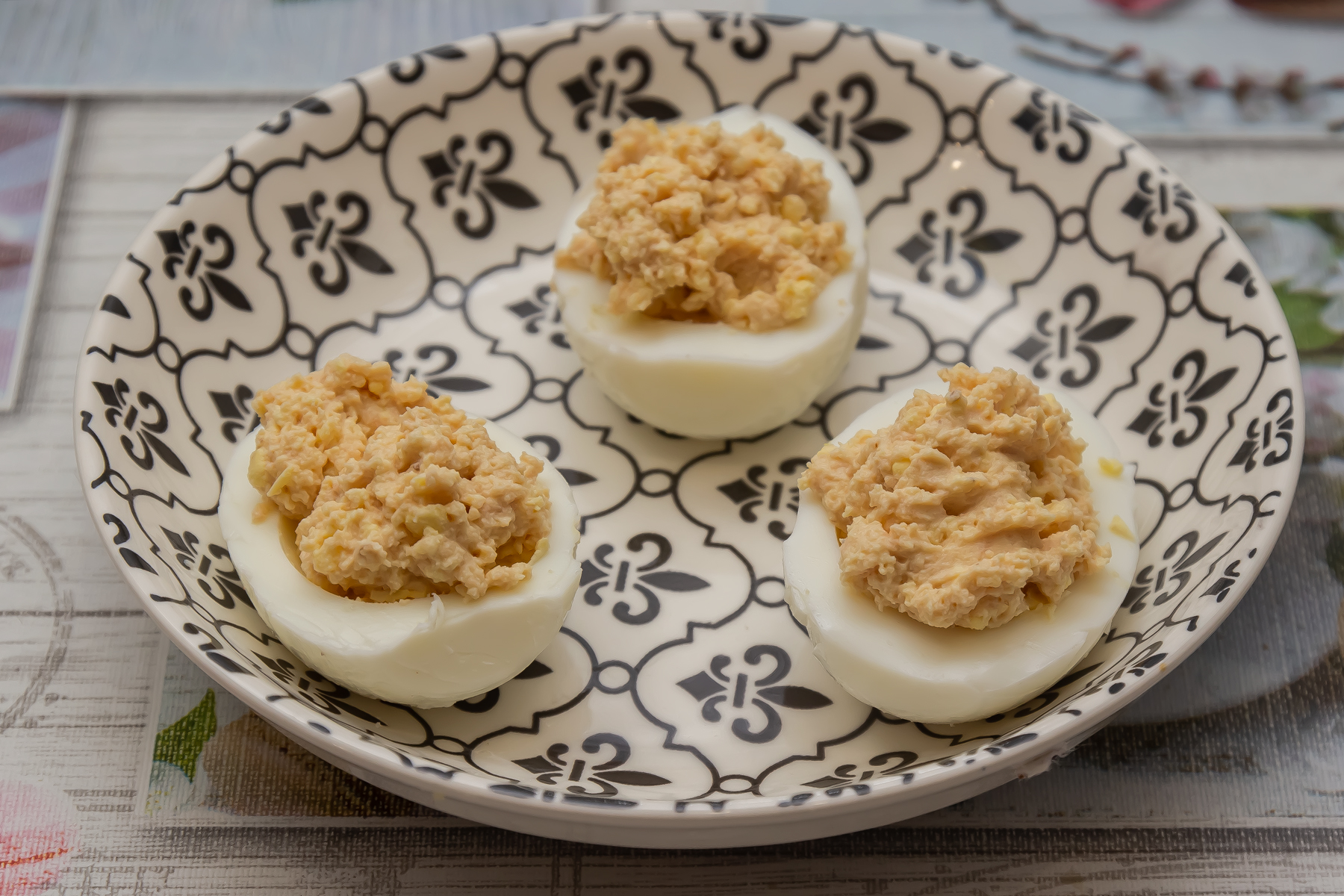 Яйца, фаршированные икрой минтая или икрой трески