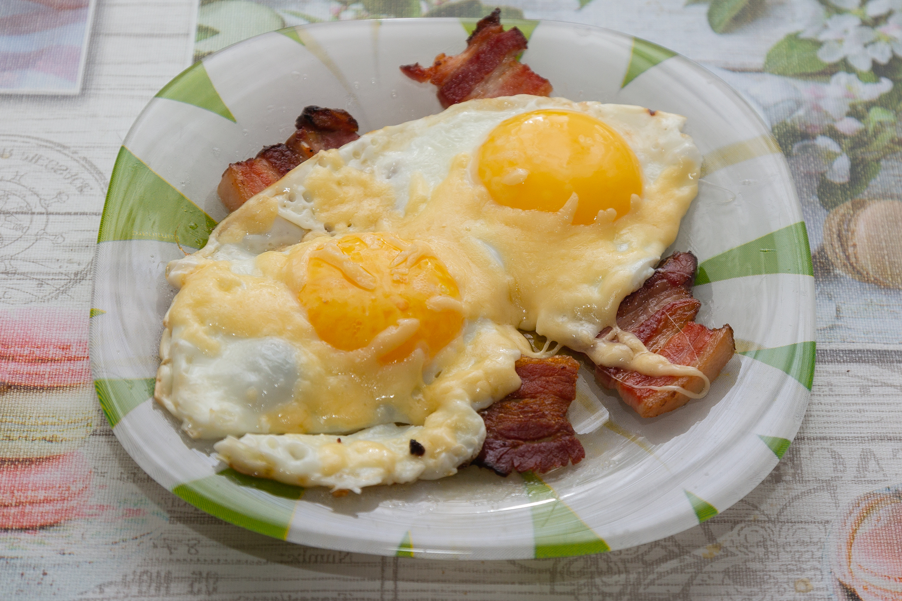 Фото к рецепту Яичница с беконом и сыром Яичница с беконом и сыром