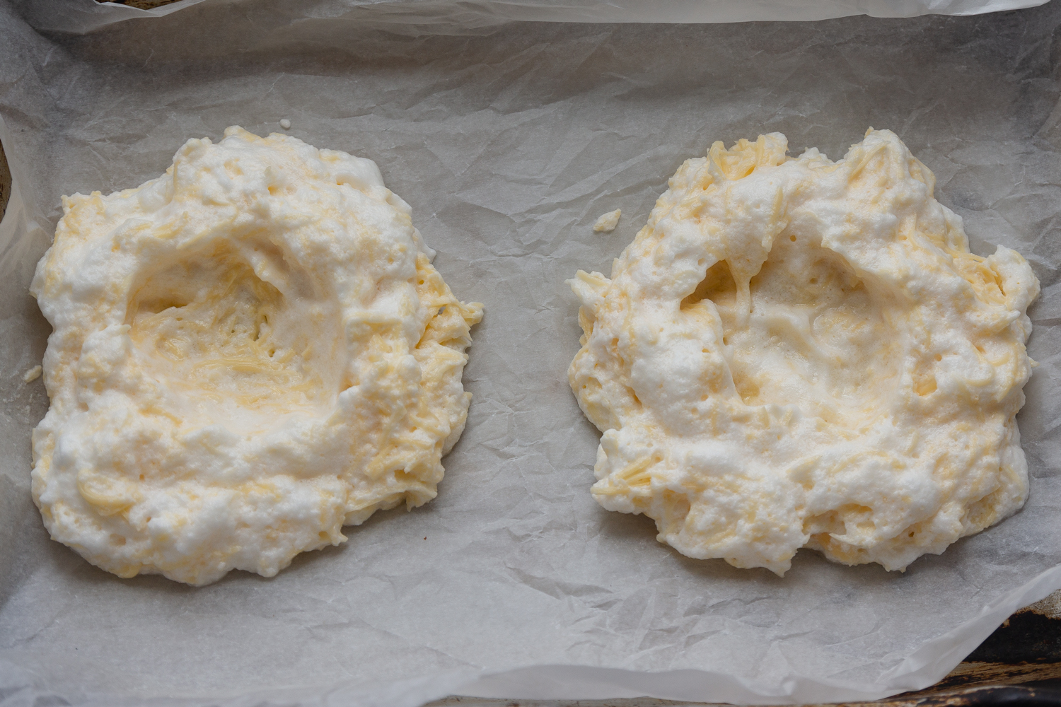 белки выложенные на противень по рецепту Яичное гнездо