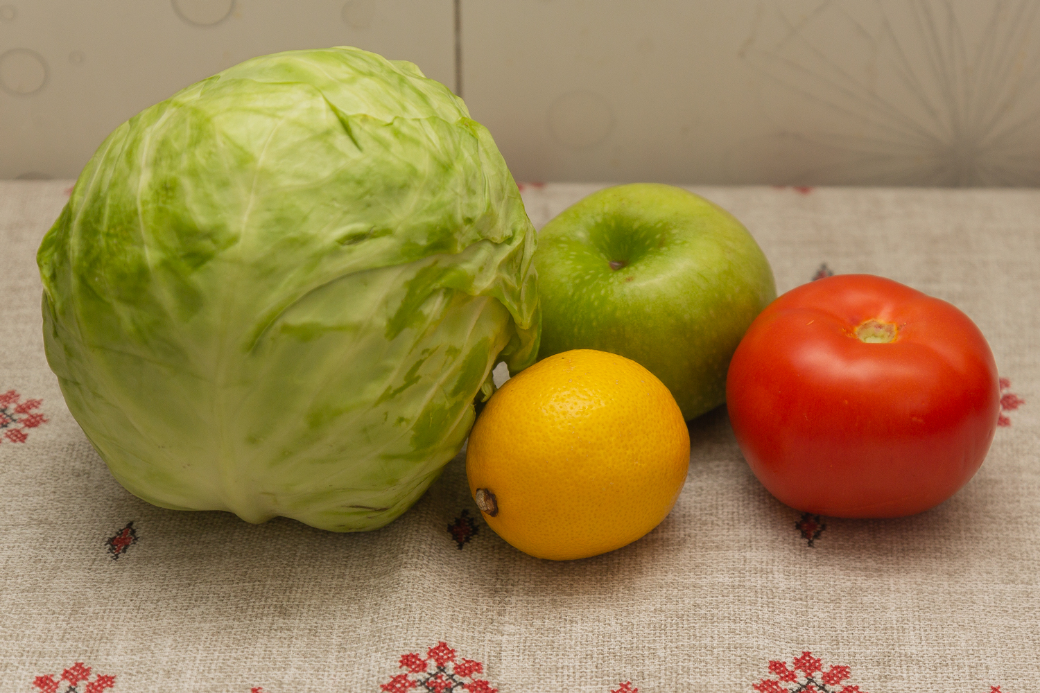 продукты для рецепта Салат из капусты с яблоками и помидорами