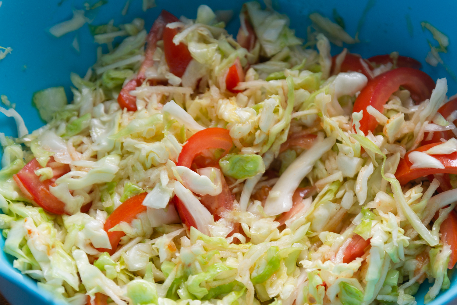 готовый салат по рецепту Салат из капусты с яблоками и помидорами