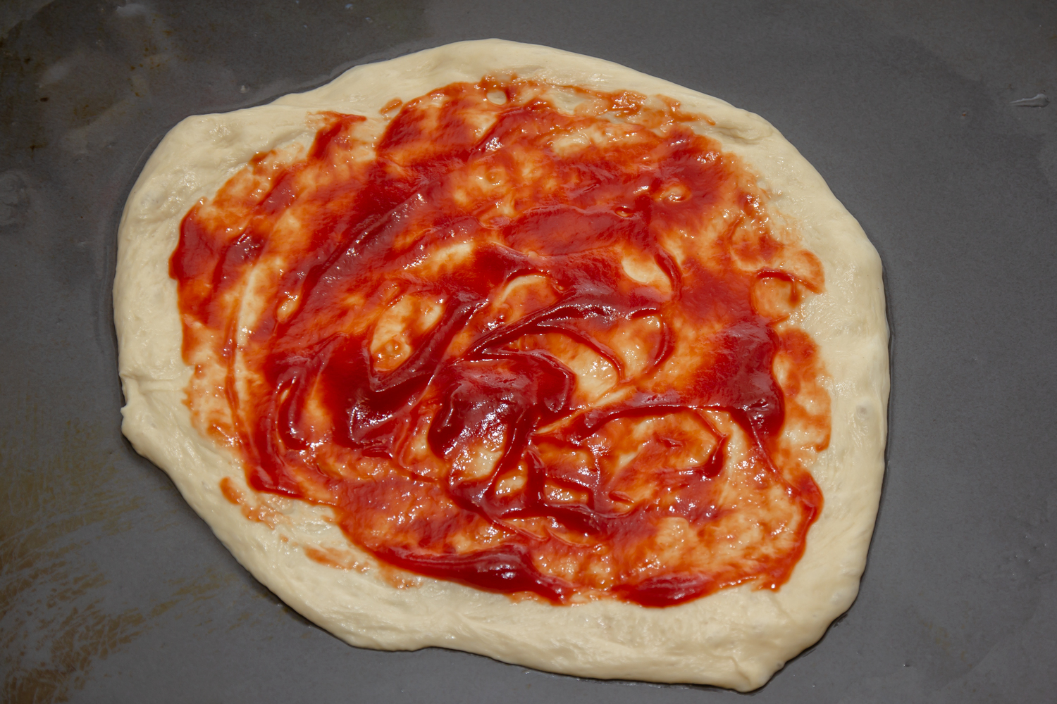 основа смазанная соусом по рецепту Мясная пицца