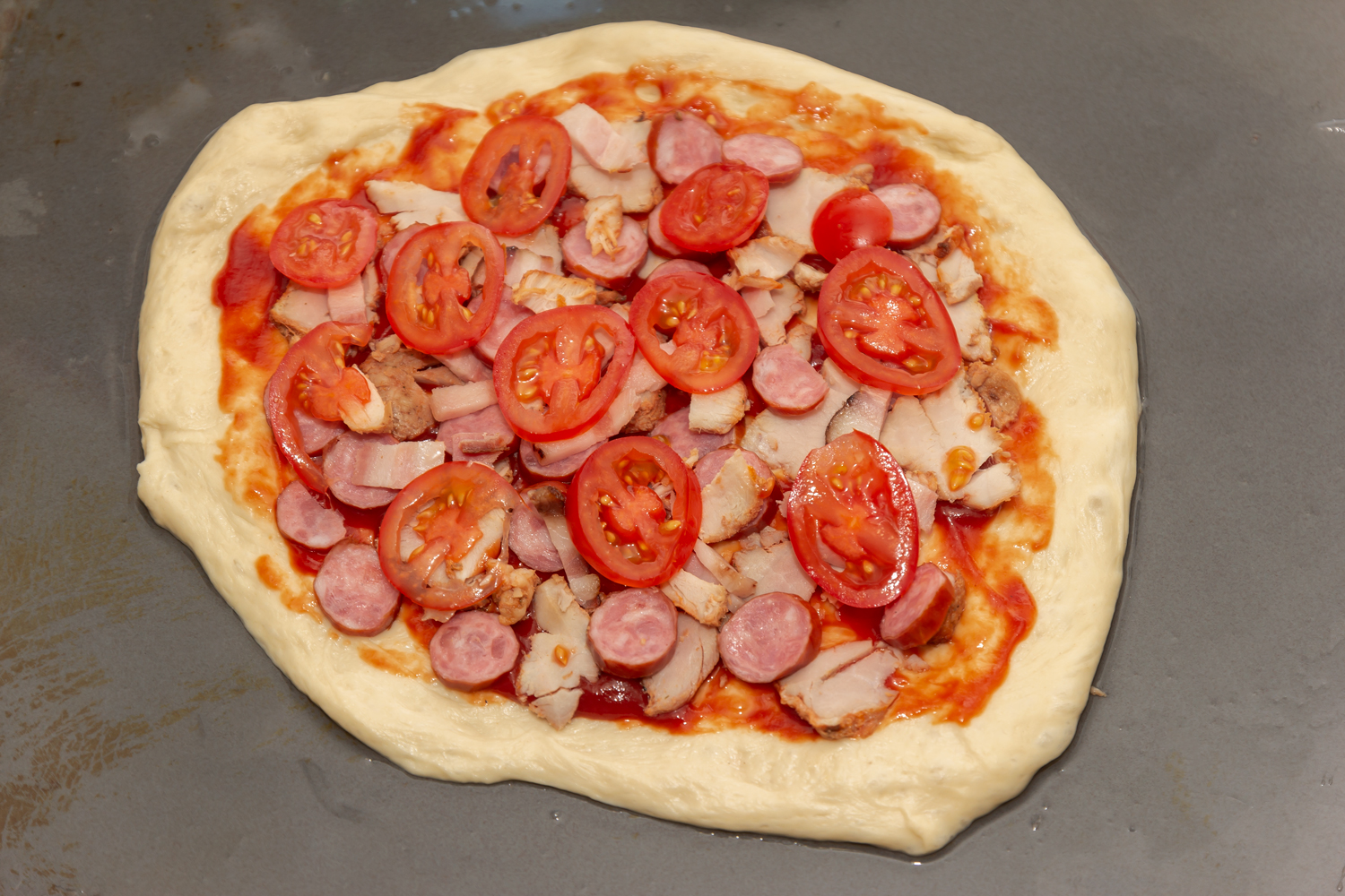 начинка выложенная на основу по рецепту Мясная пицца