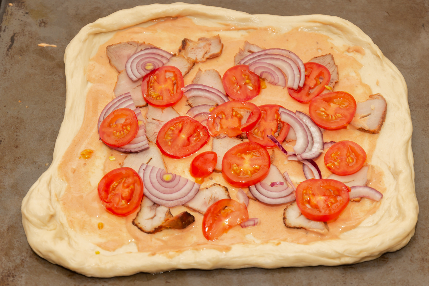 начинка выложенная на основу по рецепту Пицца с шашлыком, помидорами и красным луком 