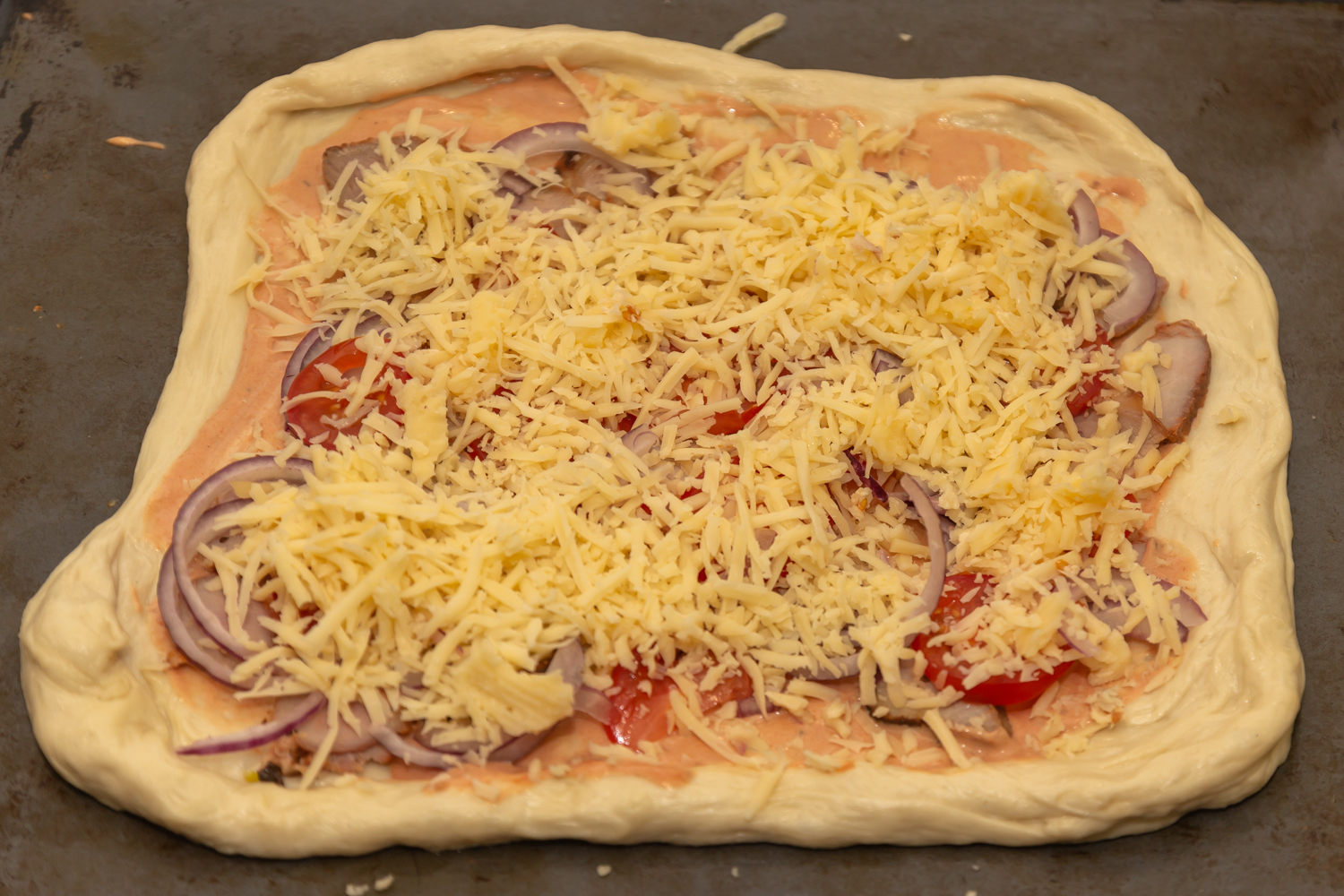 начинка посыпанная сыром по рецепту Пицца с шашлыком, помидорами и красным луком 