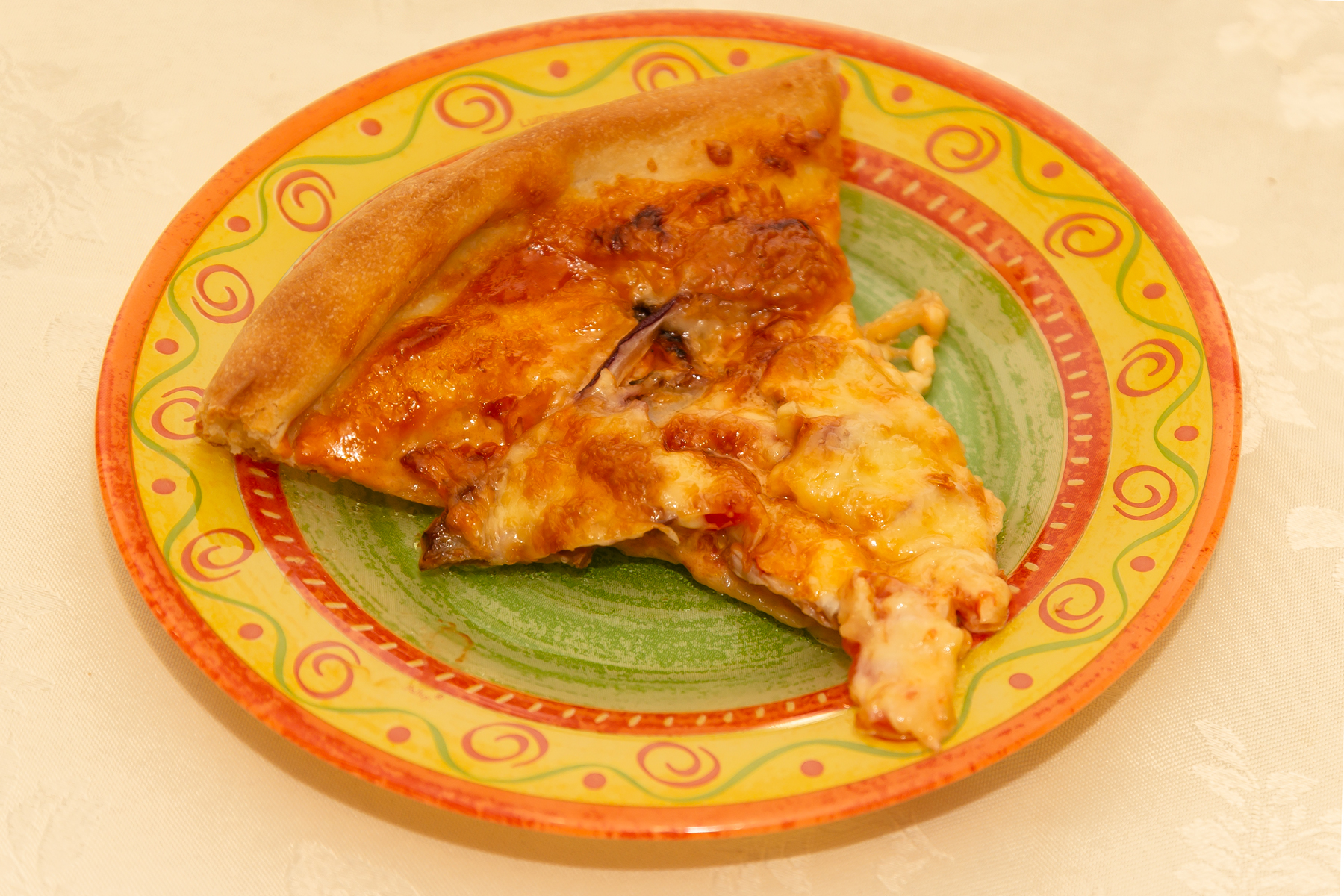 Пицца с шашлыком, помидорами и красным луком