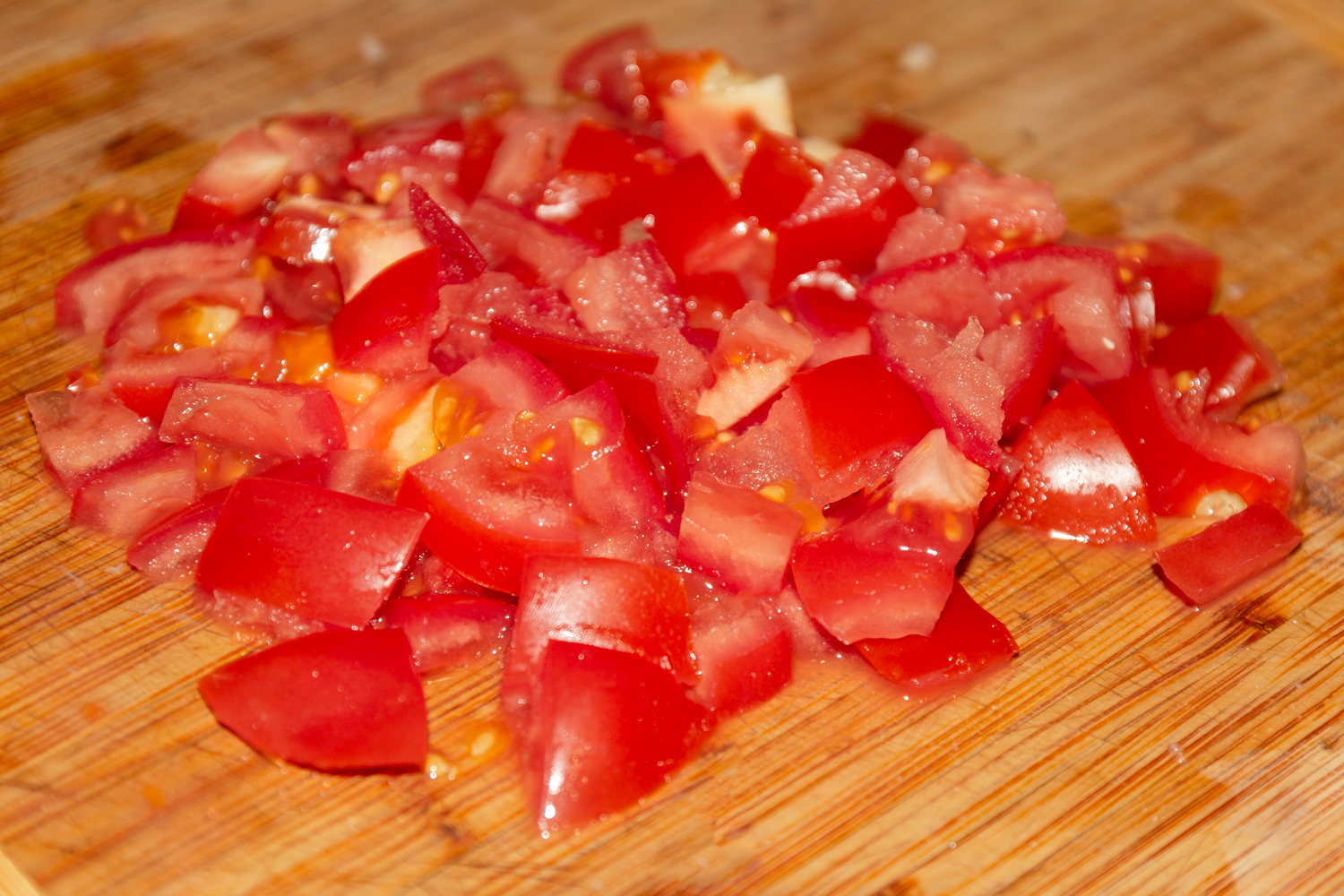 нарезанные помидоры по рецепту Салат из курицы под соусом тартар