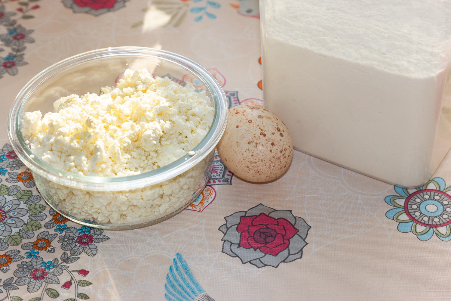 продукты для рецепта Нежные сырники из творога с яйцом