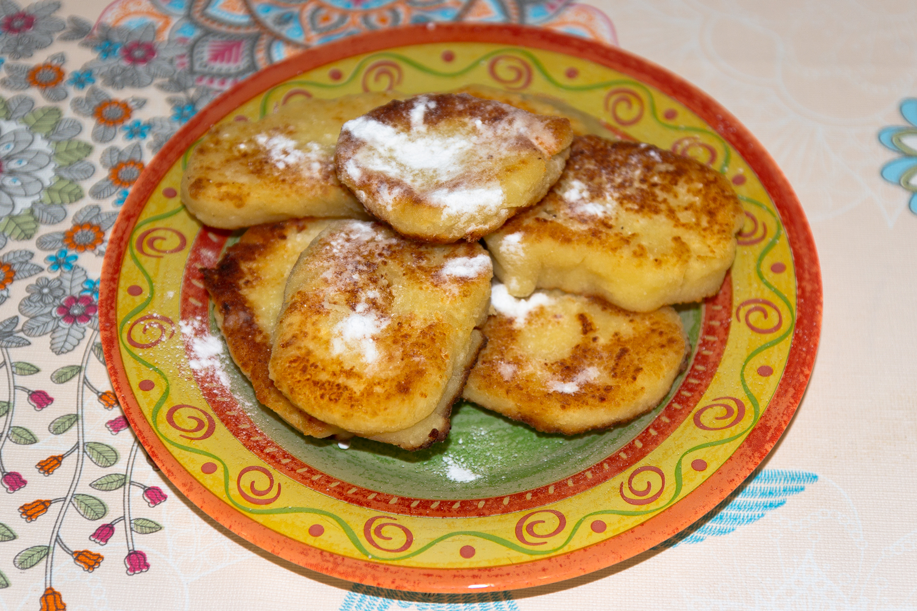 Фото к рецепту Нежные сырники из творога с яйцом Нежные сырники из творога с яйцом