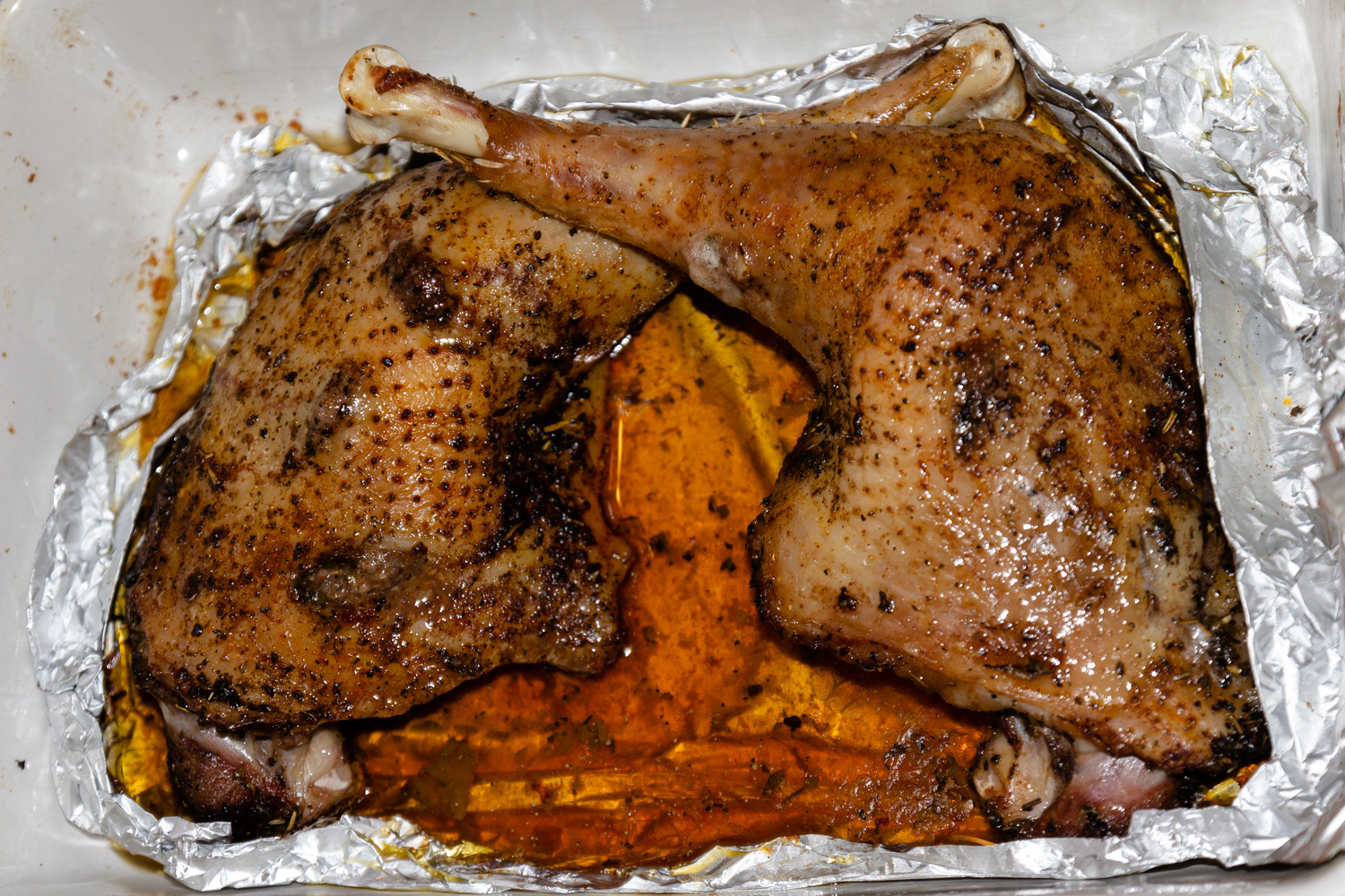 готовое мясо по рецепту Голени индейки с чесноком запеченные в фольге
