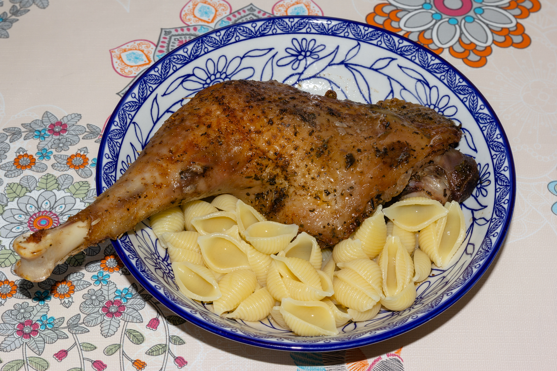 Голени индейки с чесноком запеченные в фольге