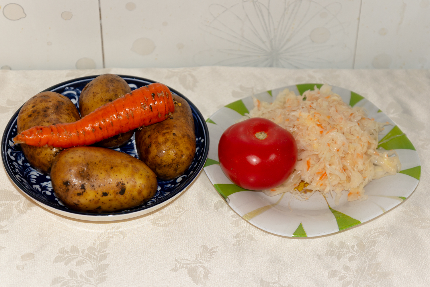 продукты для рецепта Борщ с квашеной капустой свеклой и курицей 