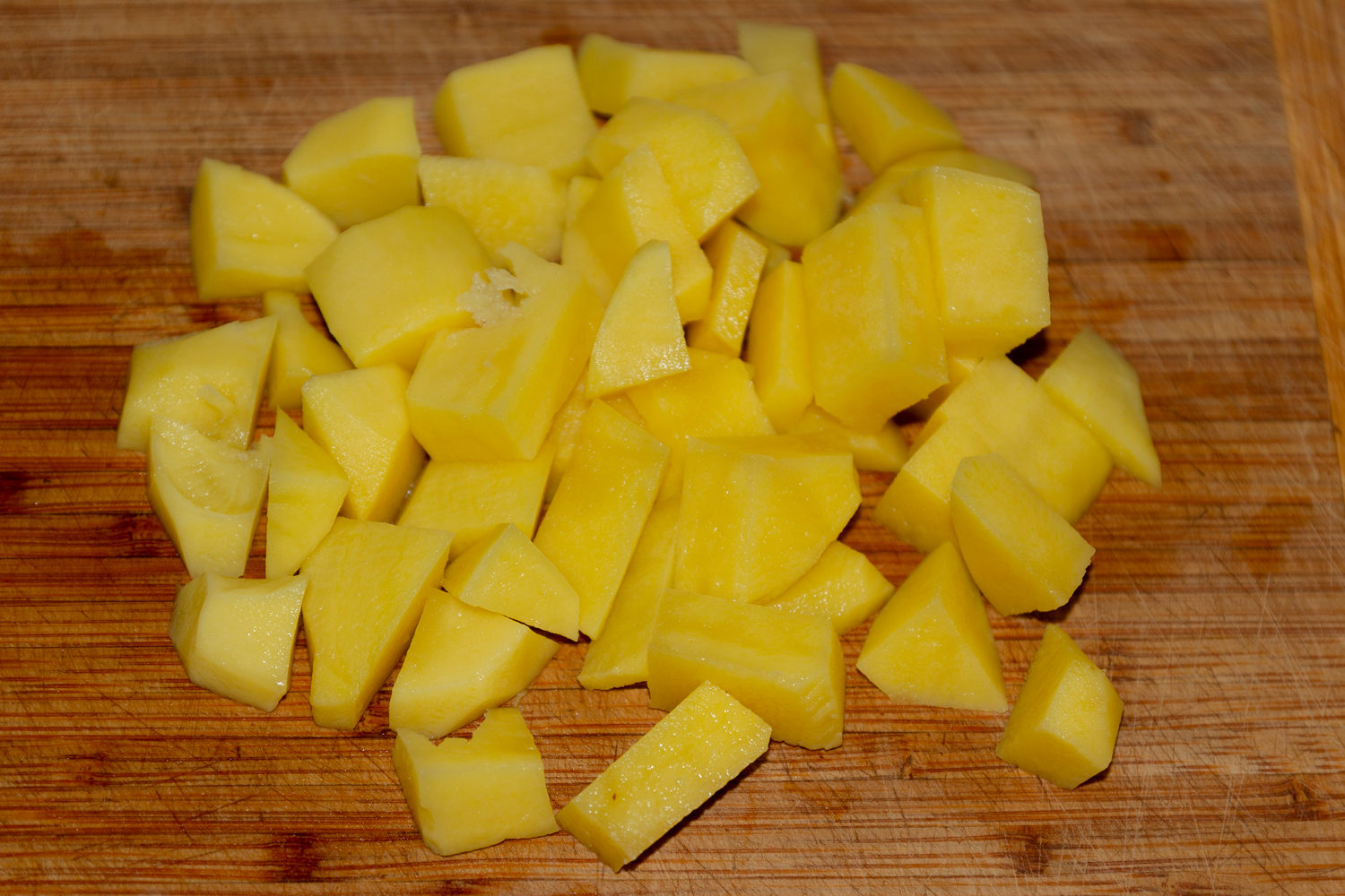 нарезанная картошка по рецепту Борщ с квашеной капустой свеклой и курицей 