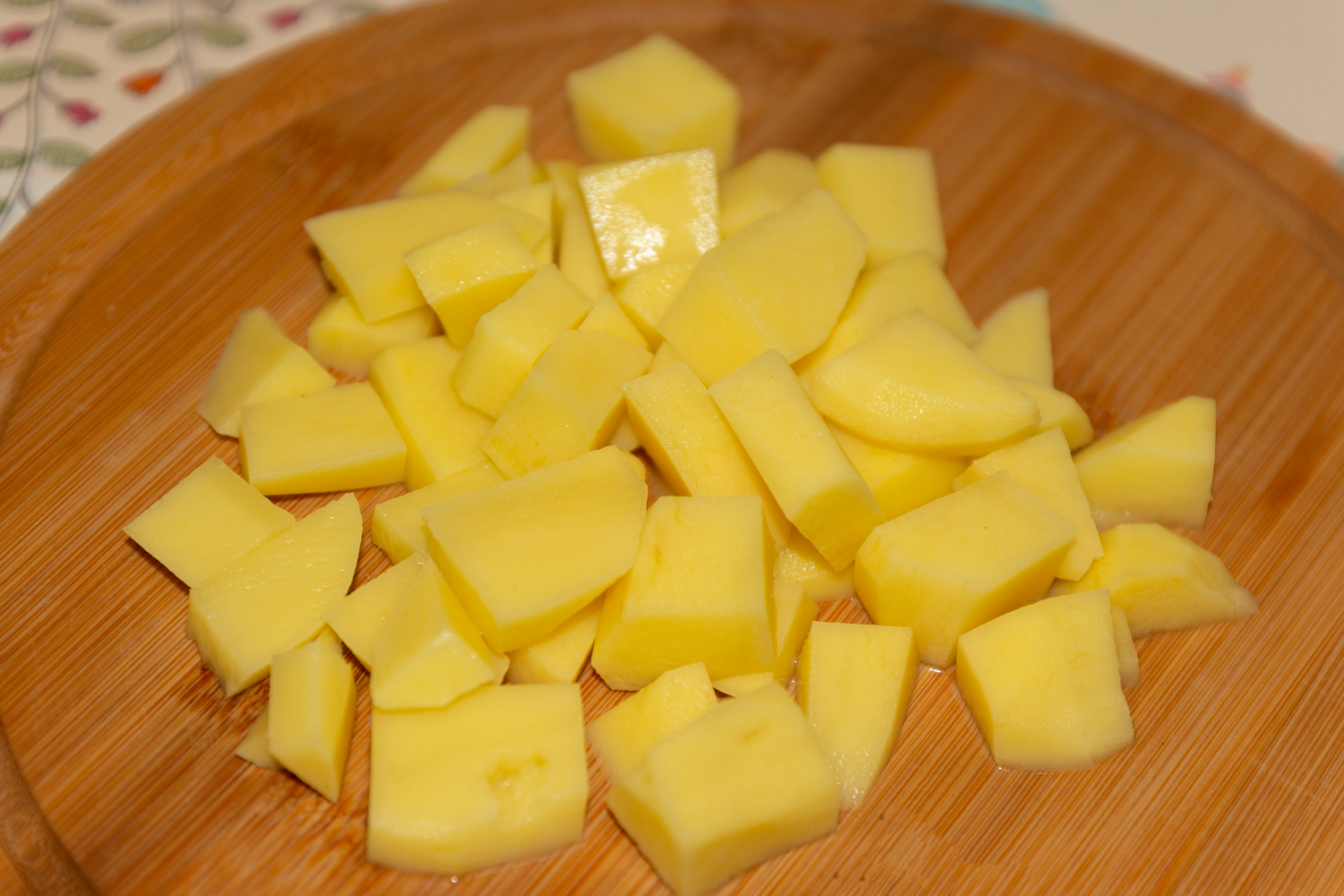 нарезанный картофель по рецепту Щи из индейки со свежей капустой