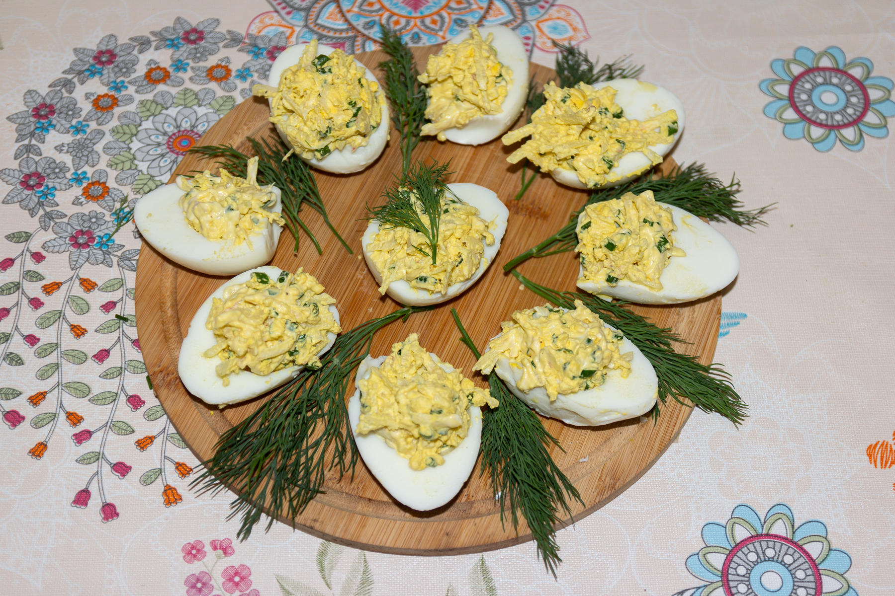 Яйца, фаршированные редисом и зелёным луком