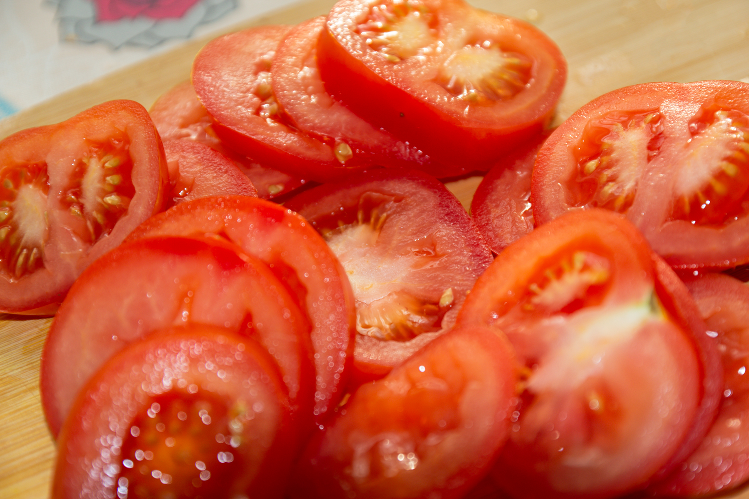 нарезанные помидоры по рецепту Салат из помидоров с луком 