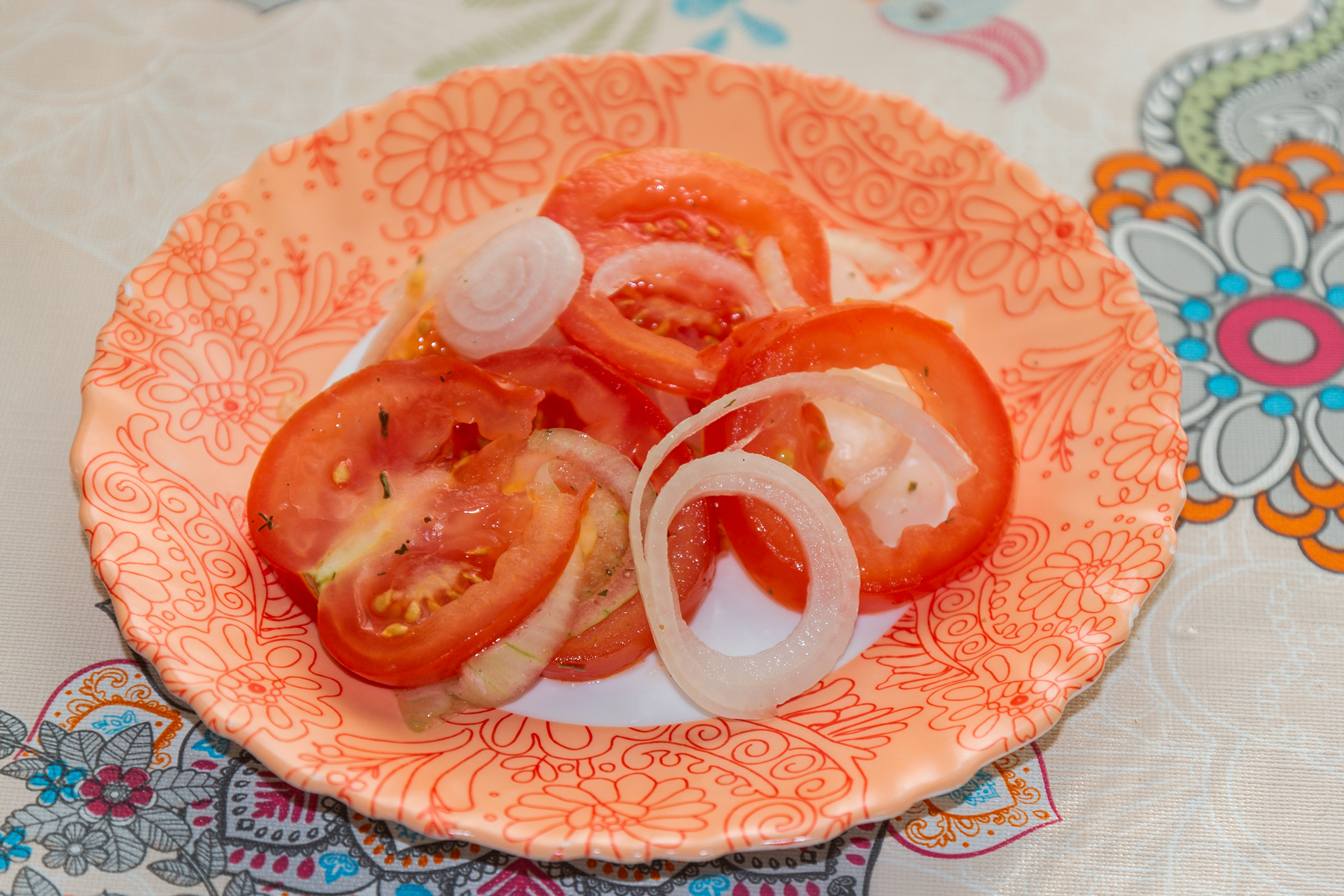 Салат из помидоров с луком